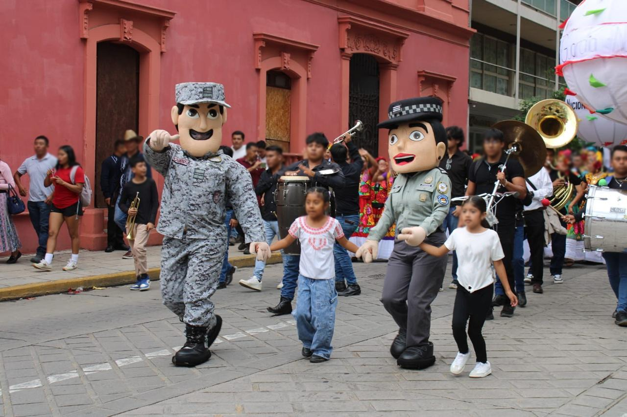 En el marco del 7mo Aniversario de la Guardia Nacional, en Oaxaca, integrantes de la institución participaron en una calenda