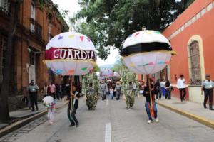 En el marco del 7mo Aniversario de la Guardia Nacional, en Oaxaca, integrantes de la institución participaron en una calenda