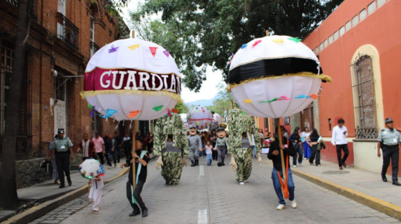 En el marco del 7mo Aniversario de la Guardia Nacional, en Oaxaca, integrantes de la institución participaron en una calenda