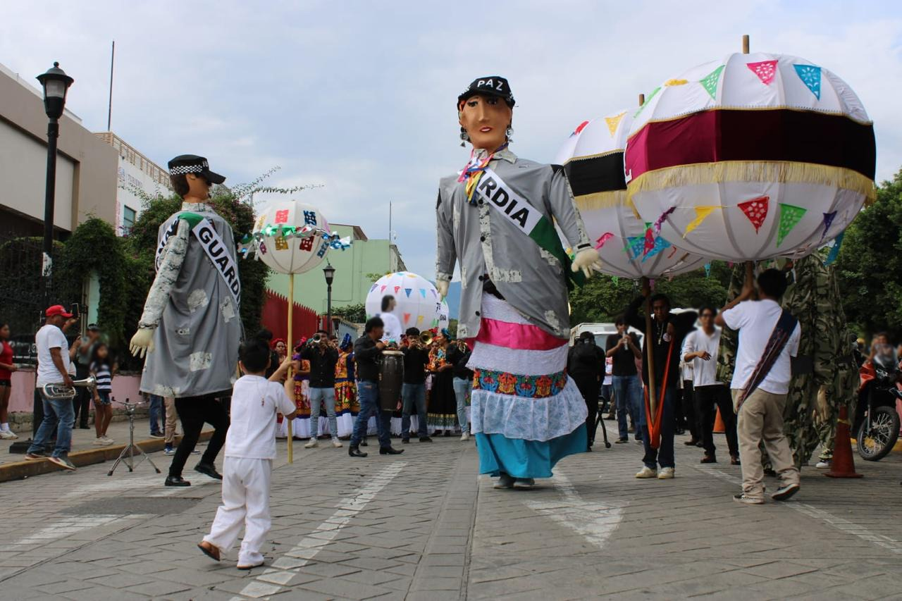 En el marco del 7mo Aniversario de la Guardia Nacional, en Oaxaca, integrantes de la institución participaron en una calenda