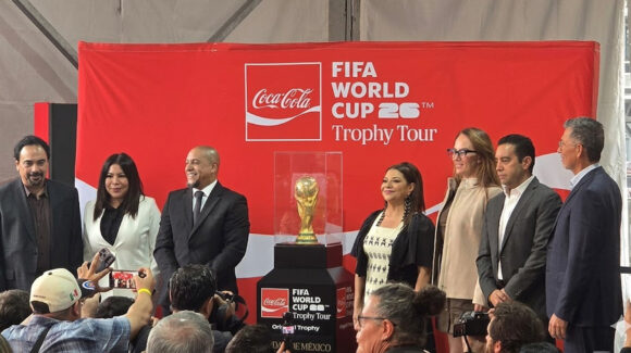 Cuenta regresiva al Mundial 2026; el trofeo original de la FIFA ya se exhibe en la Ciudad de México