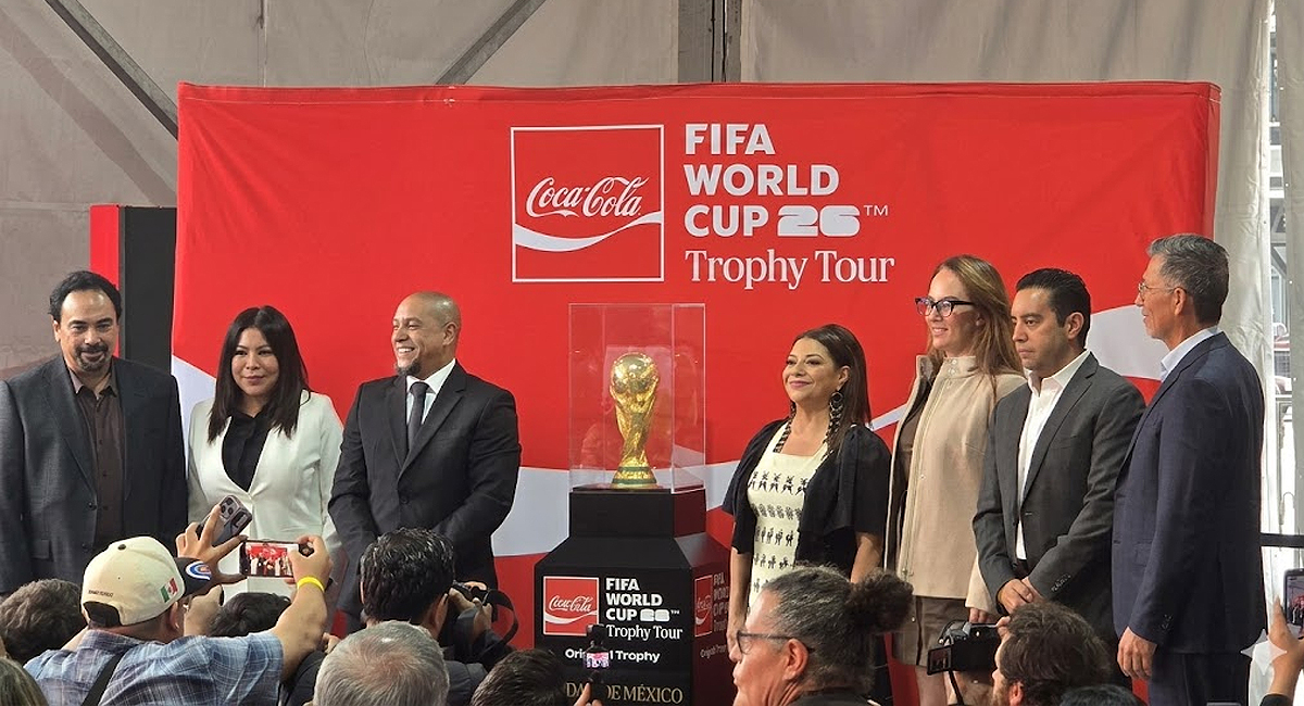 En presencia de leyendas internacionales, la FIFA exhibió el trofeo original de la Copa del Mundo en la CDMX