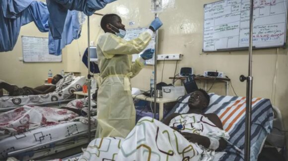 Ataque a equipo funerario complica control del ébola en República Democrática del Congo