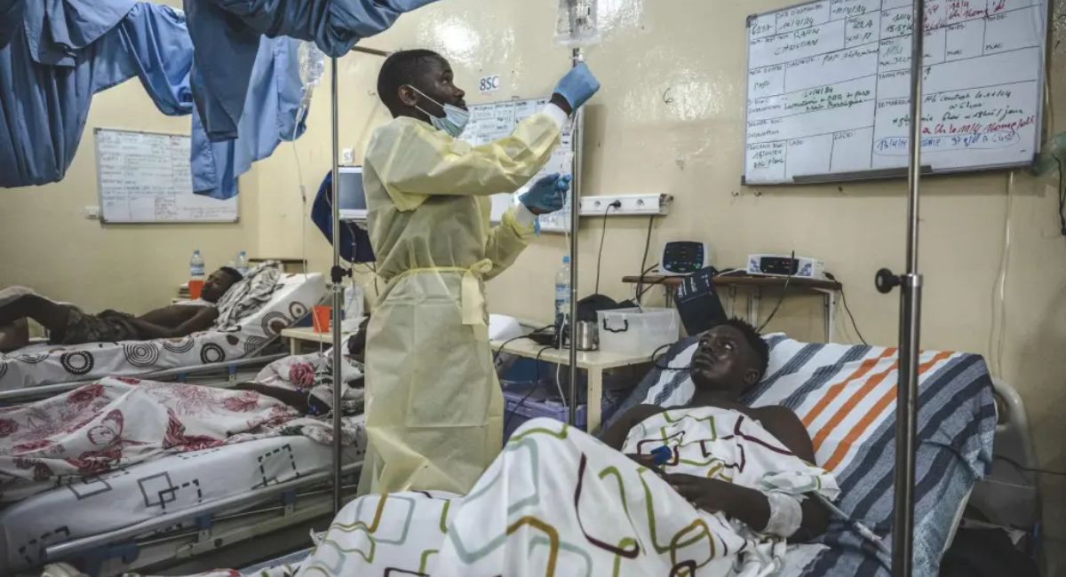 Ataque a equipo funerario complica control del ébola en República Democrática del Congo