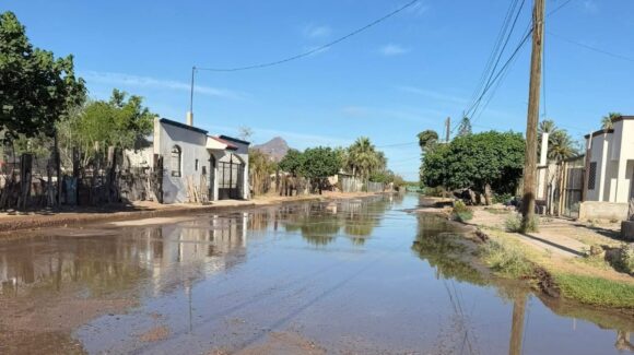 Enorme fuga desperdicia miles de litros de agua potable en Navojoa