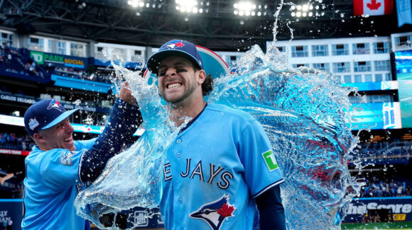 Ernie Clement da cuadrangular clave y Toronto se impone ante Orioles en juego de bullpen