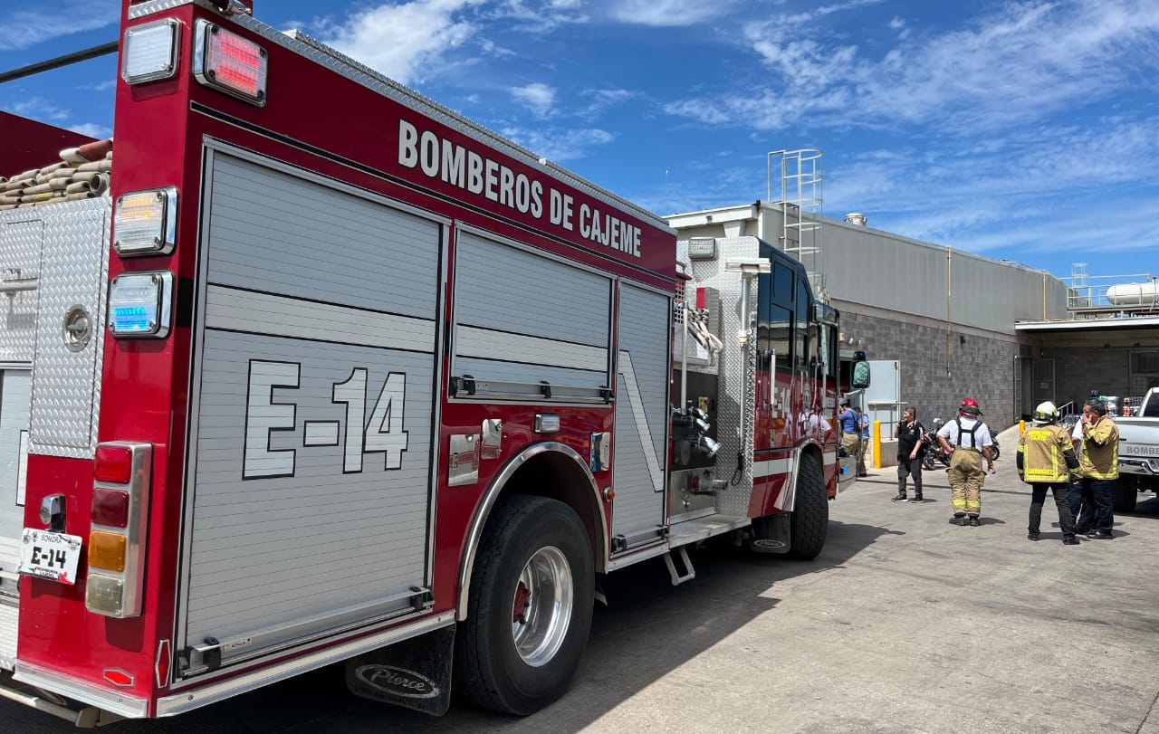 Evacúan supermercado en Ciudad Obregón tras conato de incendio por corto circuito