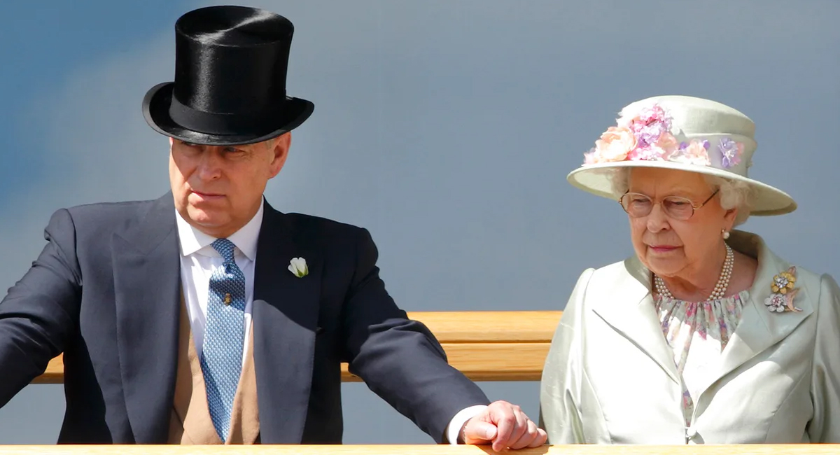 ExPríncipe Andrés junto a la Reina Isabel II en Royal Ascot