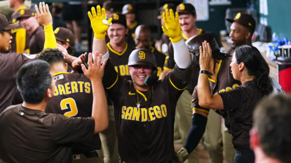 Destacado pelotero mexicano firma contrato de MLB con San Diego Padres; se viene su debut
