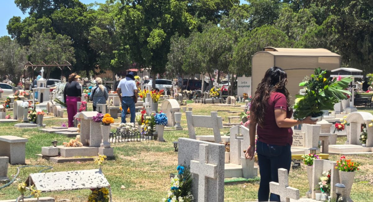 Familias visitan a papá en los panteones de Cajeme durante el Día del Padre