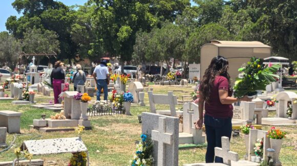 Familias visitan a papá en los panteones de Cajeme durante el Día del Padre