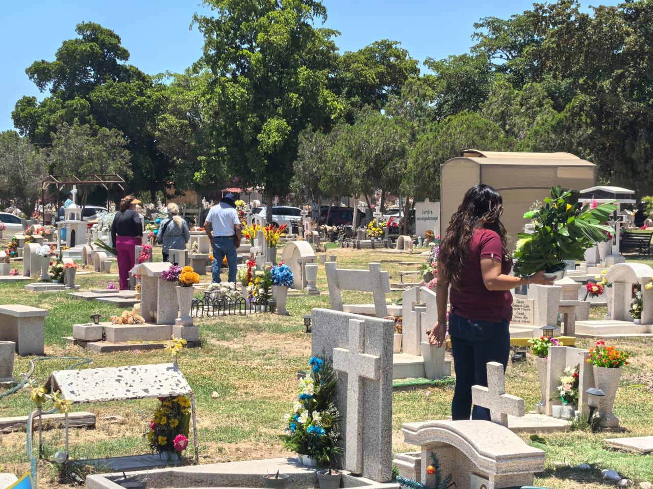 Familias visitan a papá en los panteones de Cajeme durante el Día del Padre