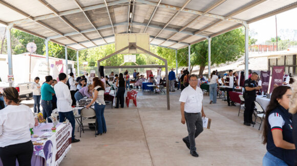Ayuntamiento acerca servicios a habitantes de Los Hornos mediante Feria de la Paz