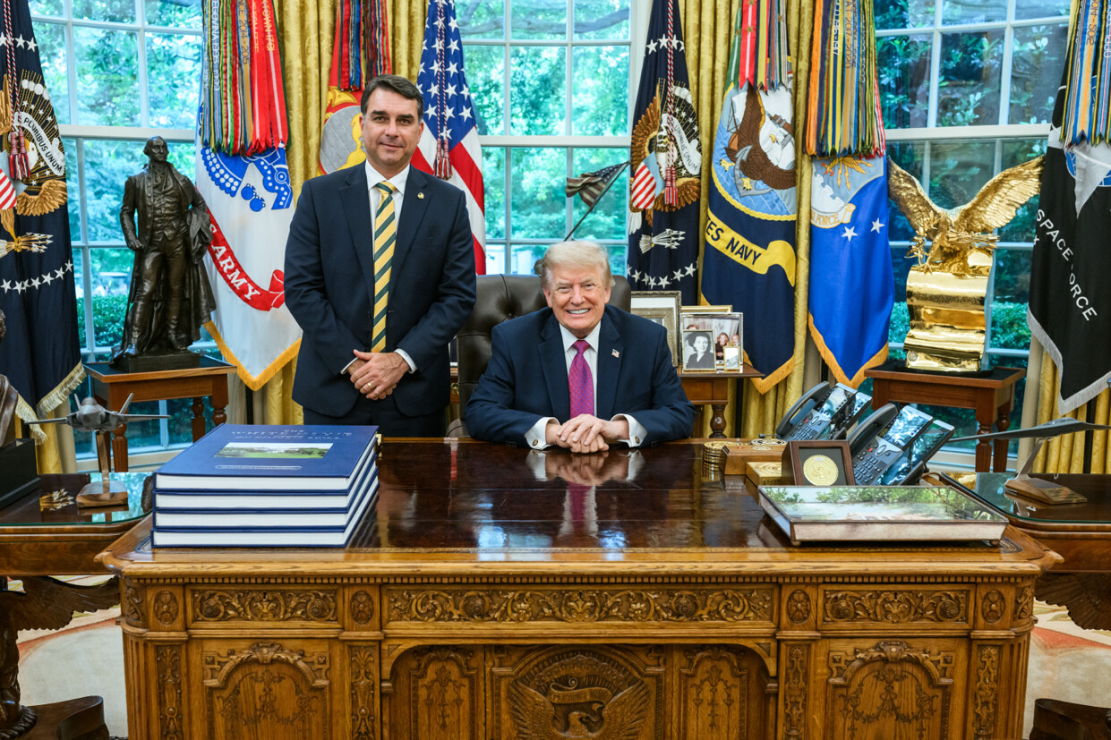 Flávio Bolsonaro acusa a Trump de aranceles contra Brasil por desconfianza en Lula.