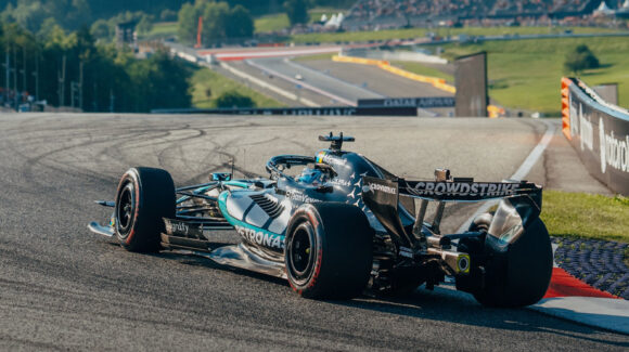 George Russell sorprende en Austria y aprovecha el accidente de Verstappen para quedarse con la pole
