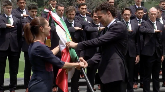 Guillermo Ochoa porta la bandera de México rumbo al Mundial 2026