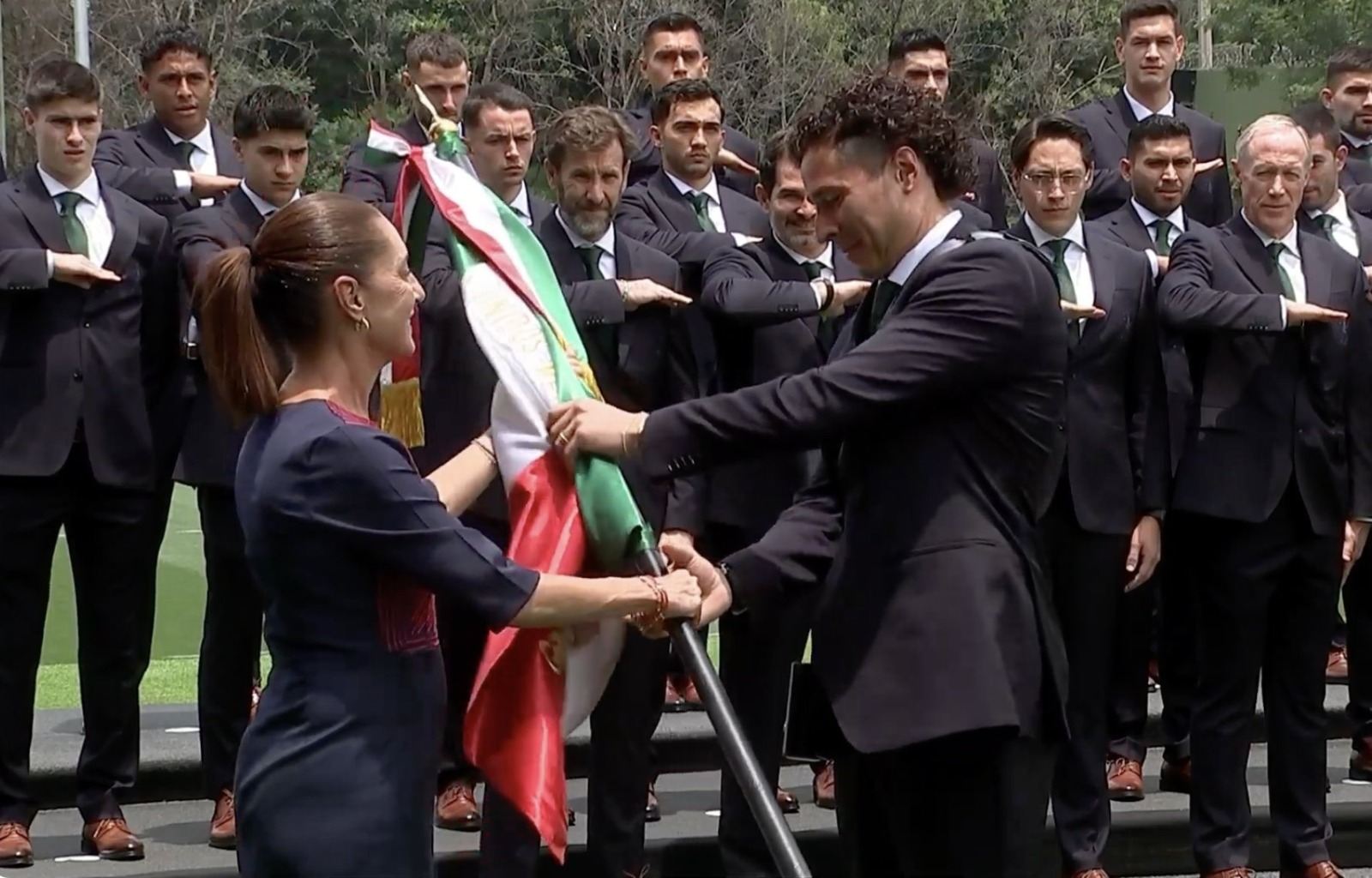 Guillermo Ochoa porta la bandera de México rumbo al Mundial 2026