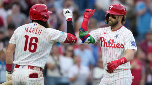 Harper dispara el jonrón 377 de su carrera y los Phillies resisten para derrotar a los Padres