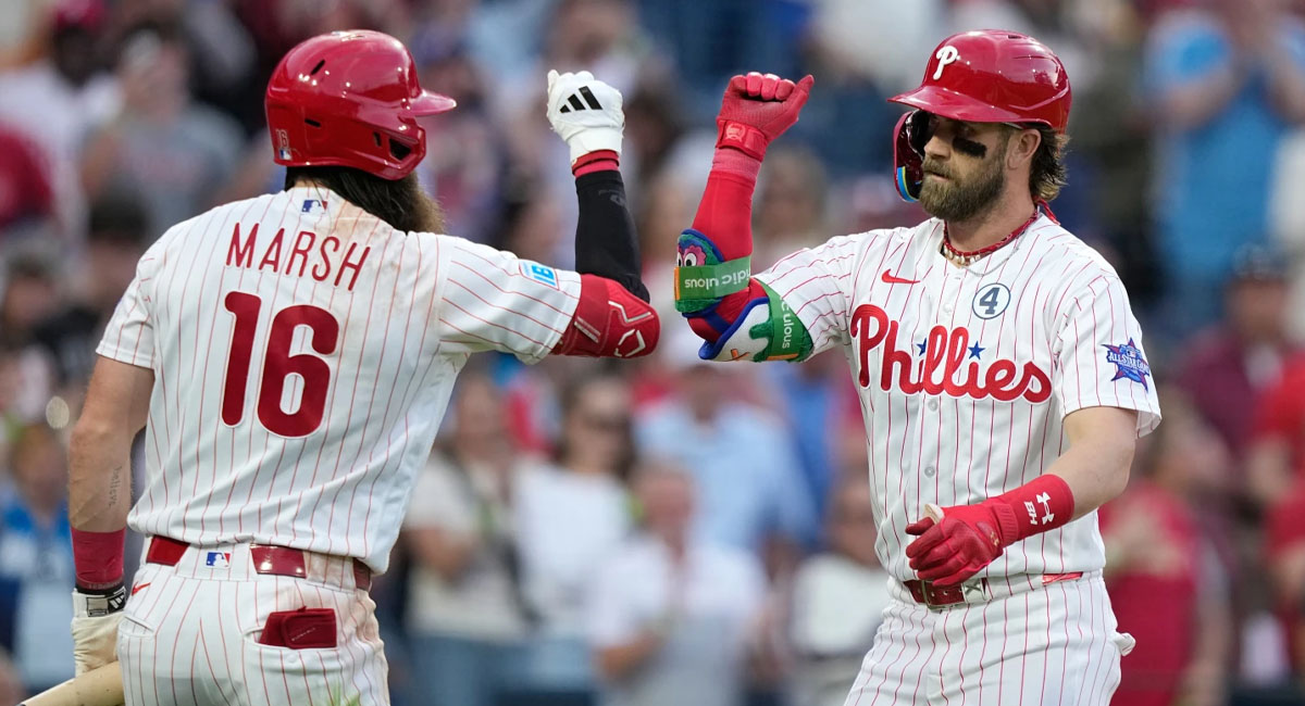 Harper es felicitado después de anotar con el jonrón que disparó ante los Padres