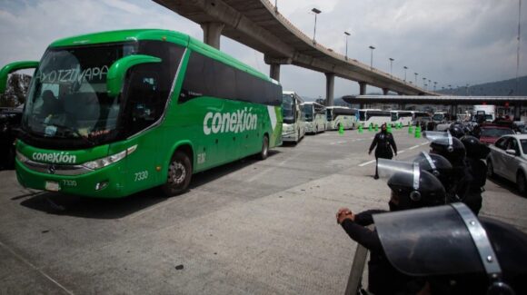 Hallan 59 artefactos explosivos en 17 autobuses donde viajaban estudiantes de Ayotzinapa