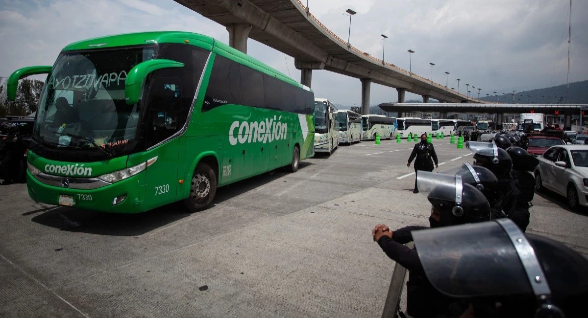 Hallan 59 artefactos explosivos en 17 autobuses donde viajaban estudiantes de Ayotzinapa