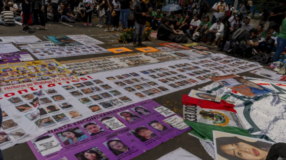 Identifican a tres jóvenes que usaron lonas de desaparecidos para cubrirse de la lluvia durante festejo del Mundial