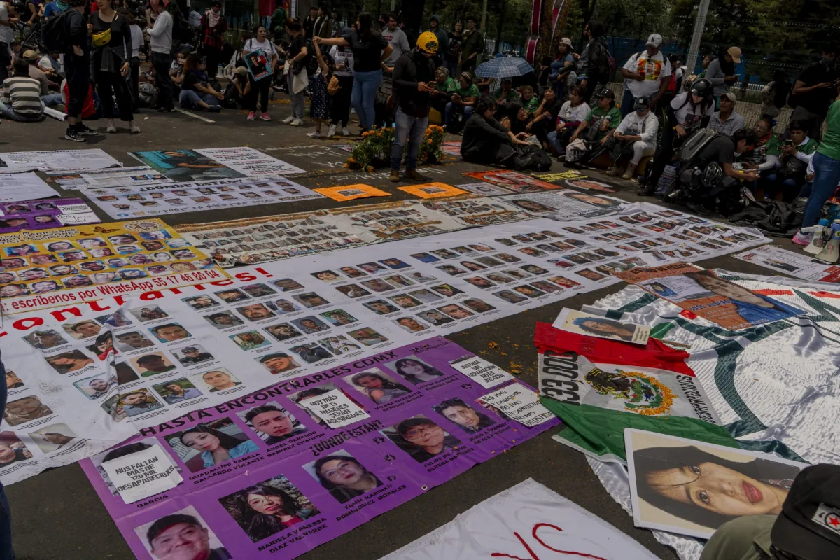 Identifican a tres jóvenes que usaron lonas de desaparecidos para cubrirse de la lluvia durante festejo del Mundial