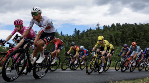 Isaac del Toro destaca en la cuarta etapa del Tour Auvergne-Rhône-Alpes y recupera posiciones