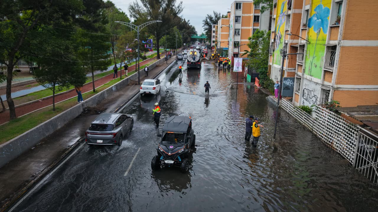 Fuga de agua en Iztapalapa deja miles de litros desperdiciados.