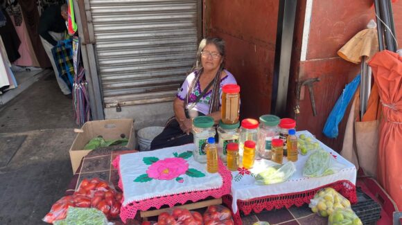 ‘La Yaquesita del Mercado Municipal’ cumple 40 años vendiendo tradición en Guaymas