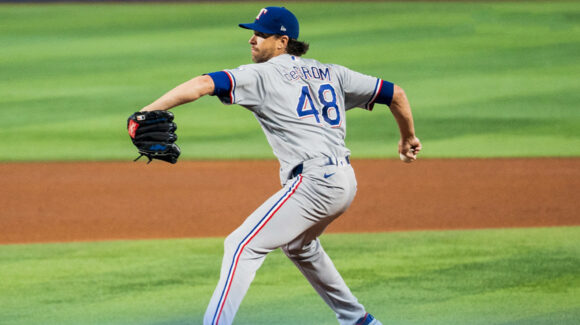 Jacob deGrom domina a Cleveland y Rangers aseguran la serie con sexta victoria consecutiva