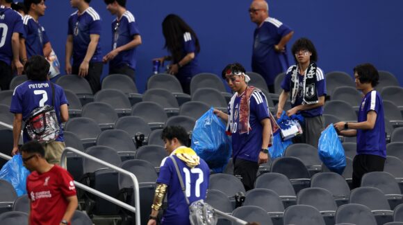 ¡Vuelven a poner el ejemplo! Aficionados de Japón limpian estadio tras empate en el Mundial 2026