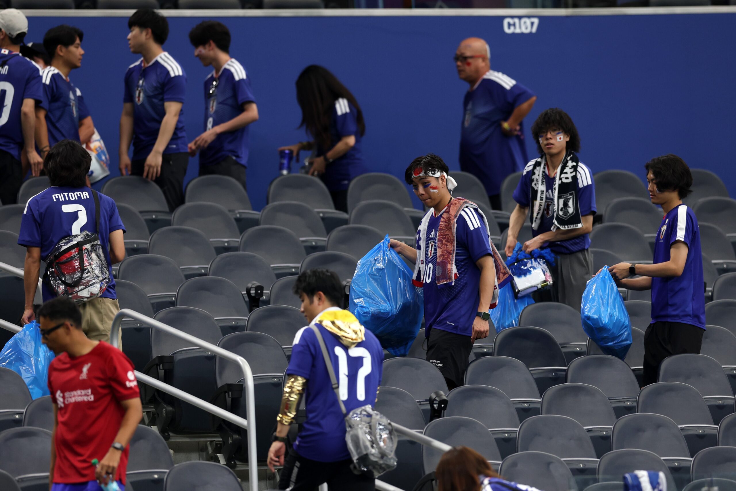 ¡Vuelven a poner el ejemplo! Aficionados de Japón limpian estadio tras empate en el Mundial 2026.
