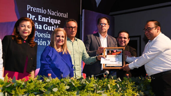 Profesor de Cajeme obtiene premio nacional de poesía con obra sobre memoria y vida