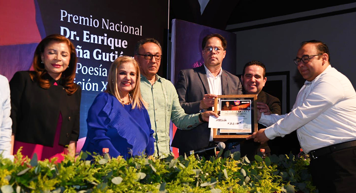 Profesor de Cajeme obtiene premio nacional de poesía con obra sobre memoria y vida