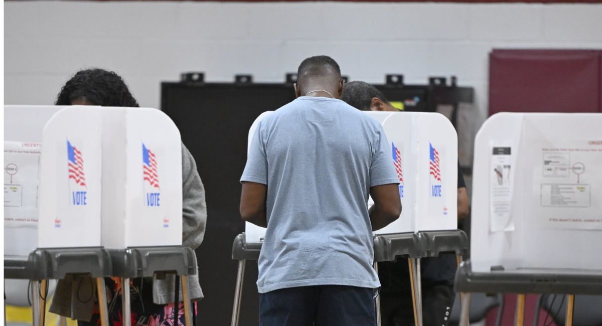 Jueza federal prohíbe al gobierno de Trump pedir prueba de ciudadanía para votar