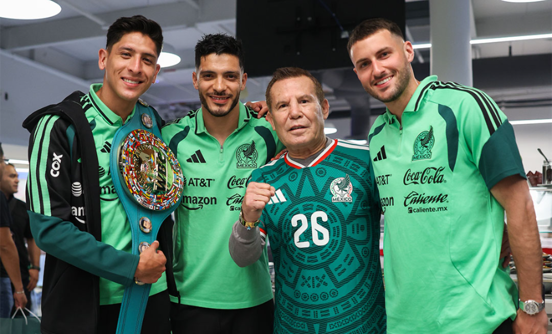 ¿Les dará suerte? Julio César Chávez visitó la concentración de la Selección Mexicana.