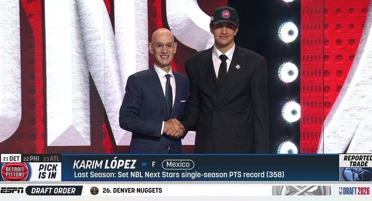 El hermosillense es felicitado por el comisionado Adam Silver, después de su selección