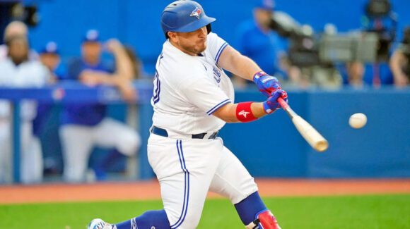 Noche mexicana en el duelo entre los Blue Jays y los Rangers en Major League Baseball