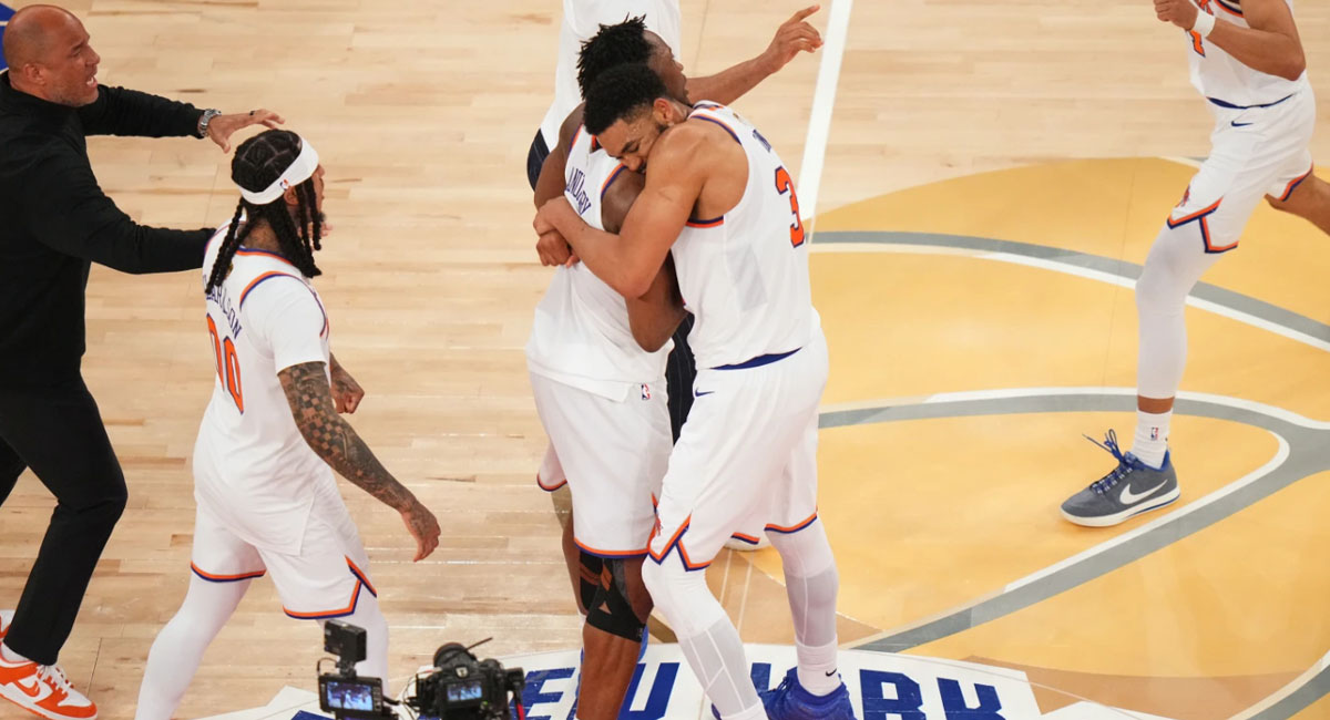Los jugadores de los Knicks festejan su increíble victoria