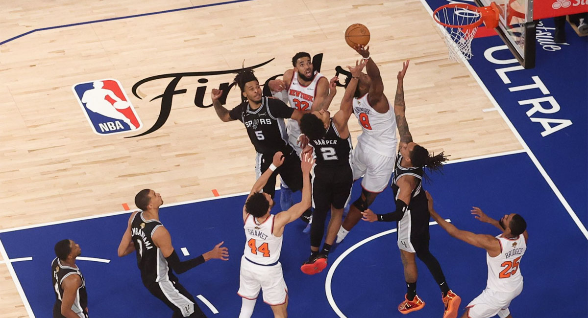 Og Anunoby salta sobre todos los demás jugadores para encestar los dos puntos de la victoria