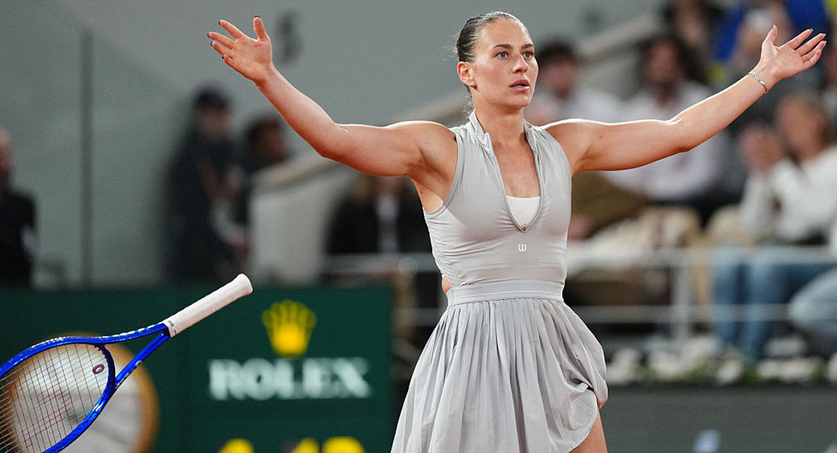 Kostyuk festeja después de conseguir su boleto a las semifinales del Roland Garros