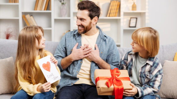 Estas son las mejores canciones y las emotivas frases para celebrar a papá en el Día del Padre