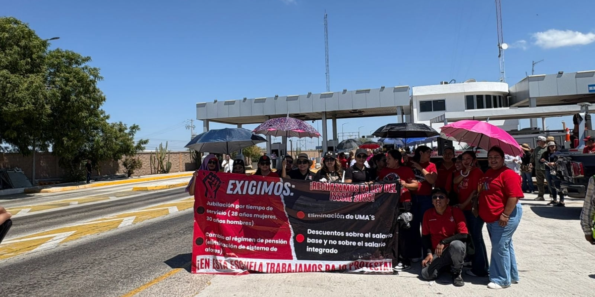 Maestros continúan con sus manifestaciones, ahora liberan las casetas de cobro en el Mayo