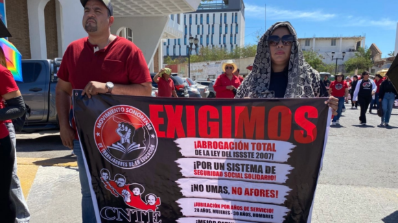 Maestros de Navojoa continúan con su manifestación, ahora se plantan en las oficinas de la SEC