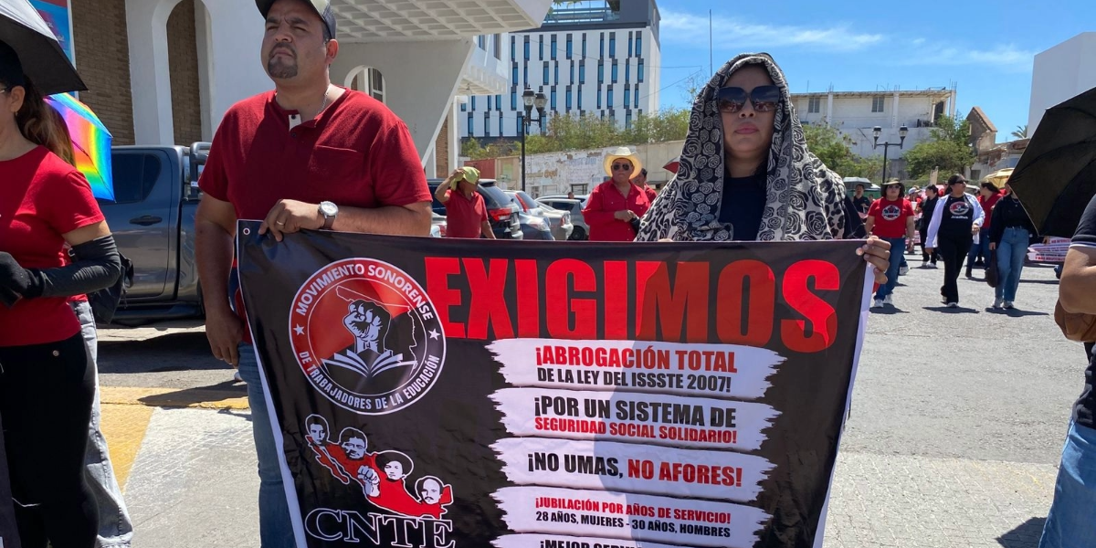 Maestros de Navojoa continúan con su manifestación, ahora se plantan en las oficinas de la SEC
