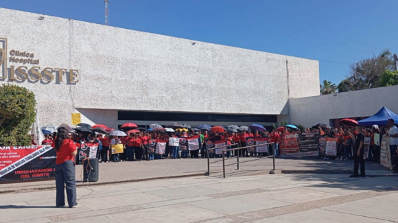 Maestros de Navojoa continúan con las manifestaciones, ahora se plantan en el Issste