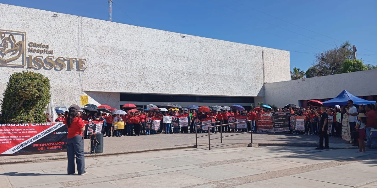 Maestros de Navojoa continúan con las manifestaciones, ahora se plantan en el Issste