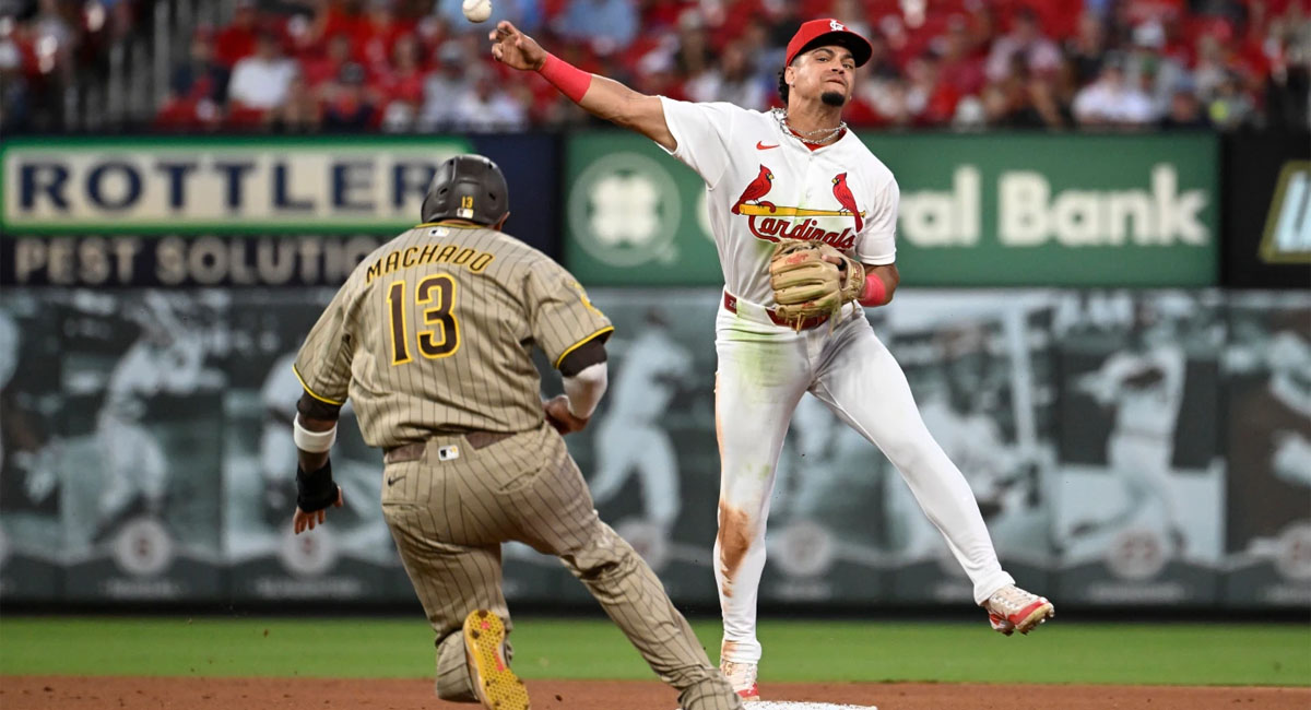 Masyn Winn tira a primera para completar una doble matanza, después de sacar a Machado en segunda