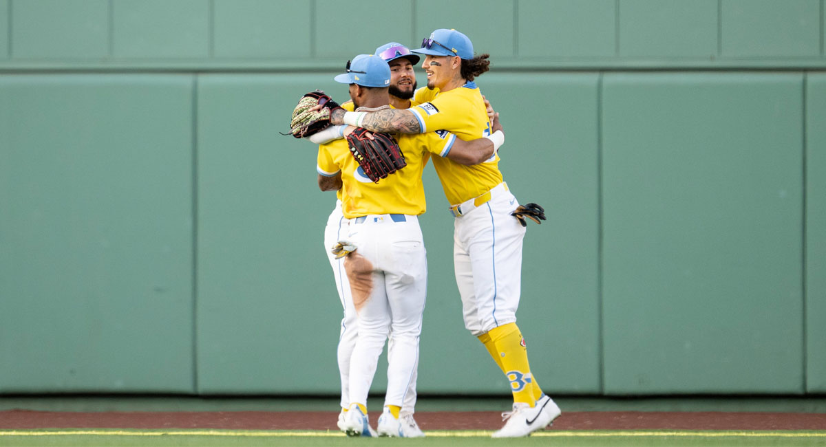 Los jugadores de los Red Sox festejan después de sacar el triunfo ante los Rangers